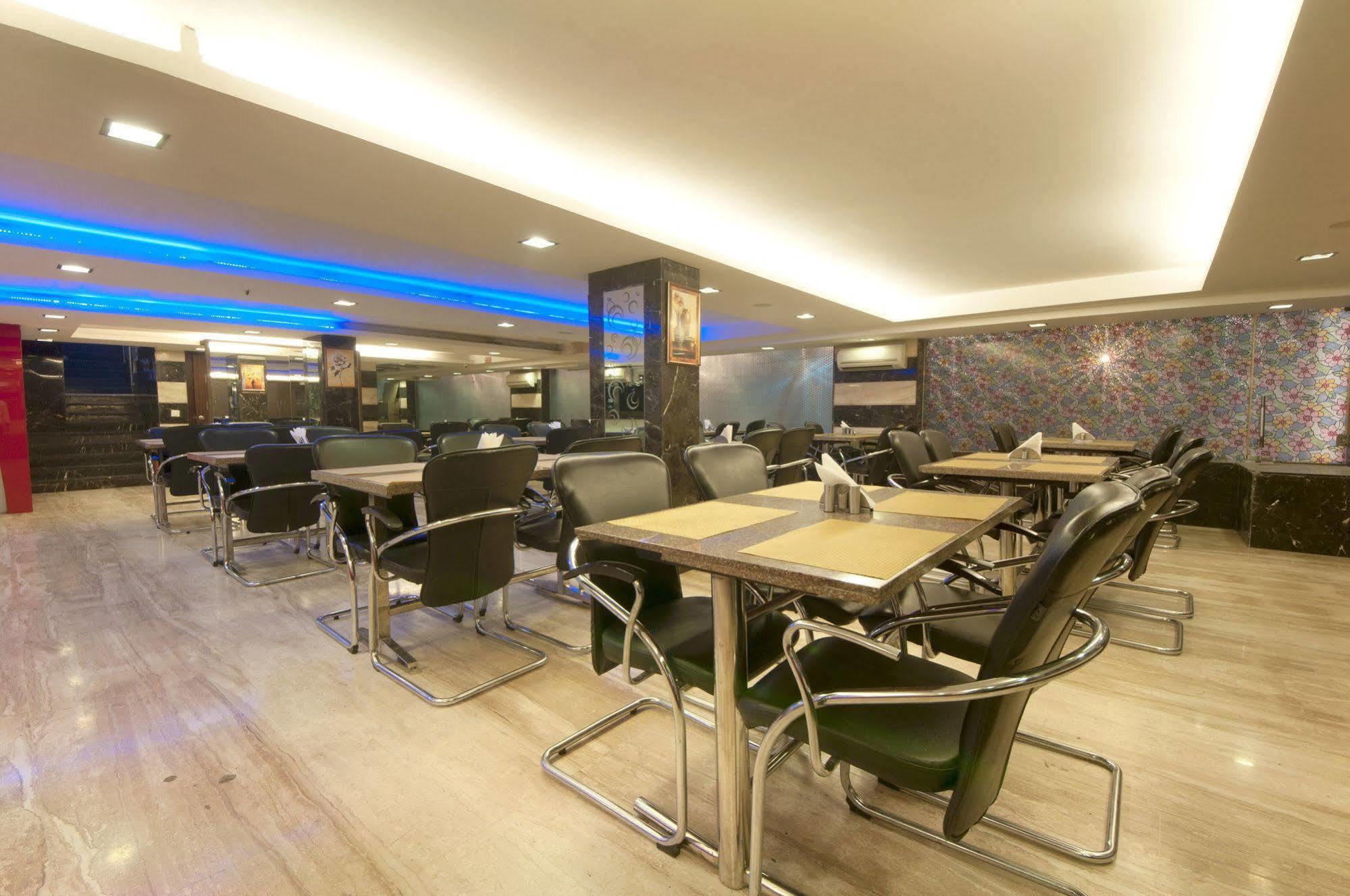 Hotel Amaltas International - Delhi-16 Yeni Delhi Dış mekan fotoğraf