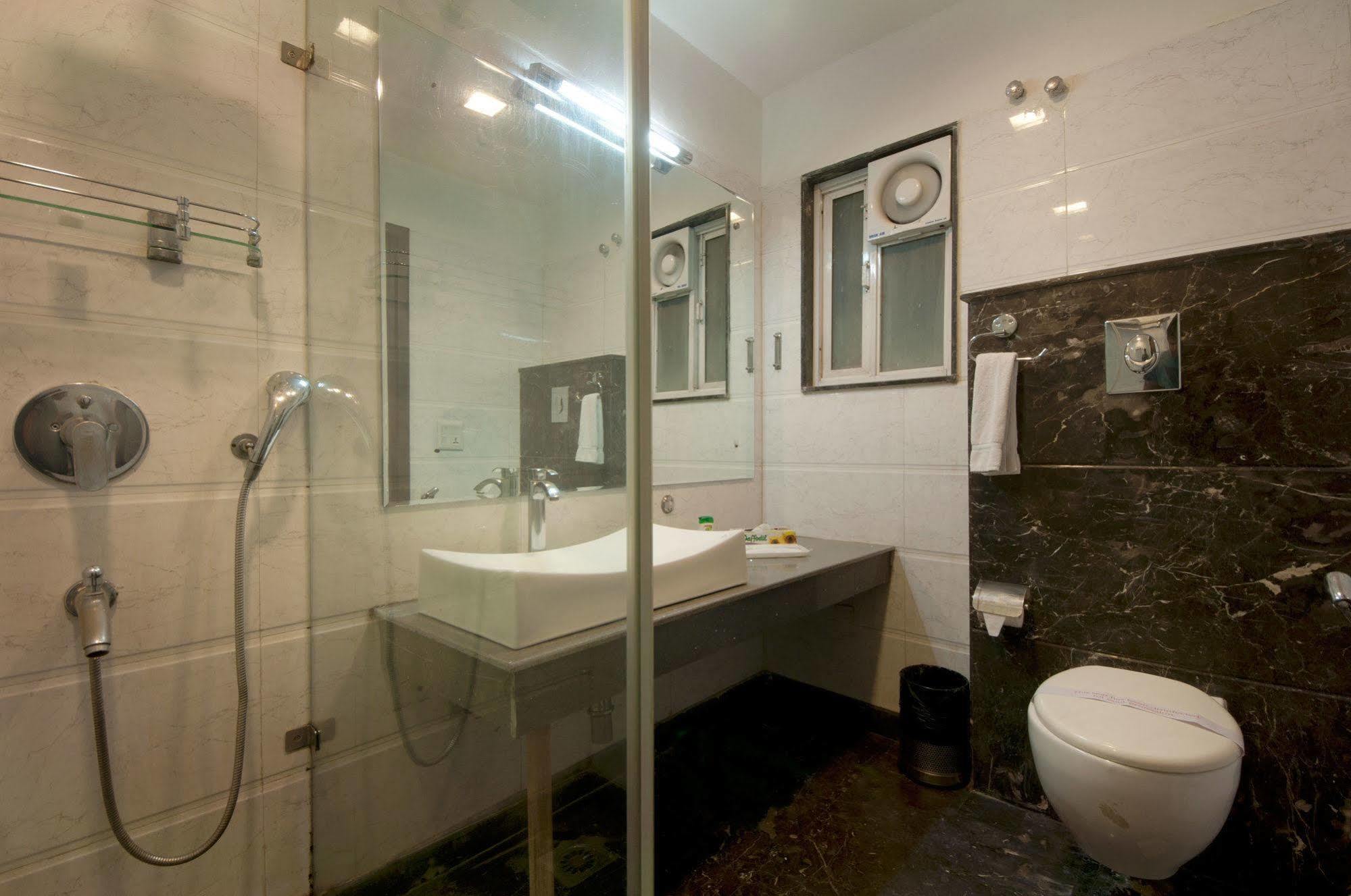 Hotel Amaltas International - Delhi-16 Yeni Delhi Dış mekan fotoğraf