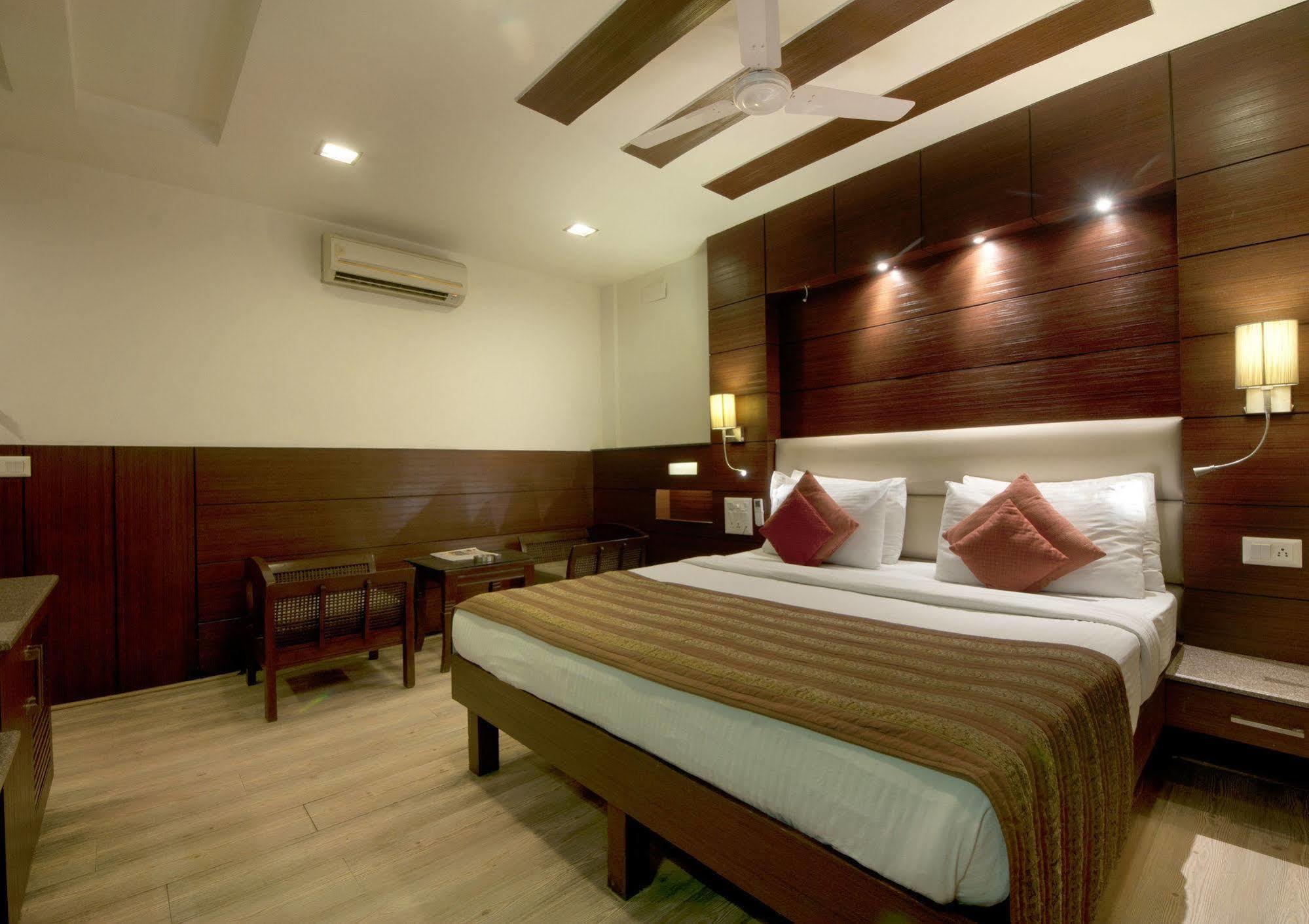 Hotel Amaltas International - Delhi-16 Yeni Delhi Dış mekan fotoğraf