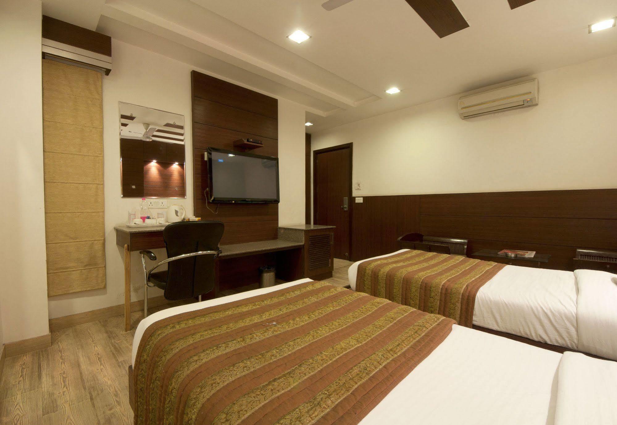 Hotel Amaltas International - Delhi-16 Yeni Delhi Dış mekan fotoğraf