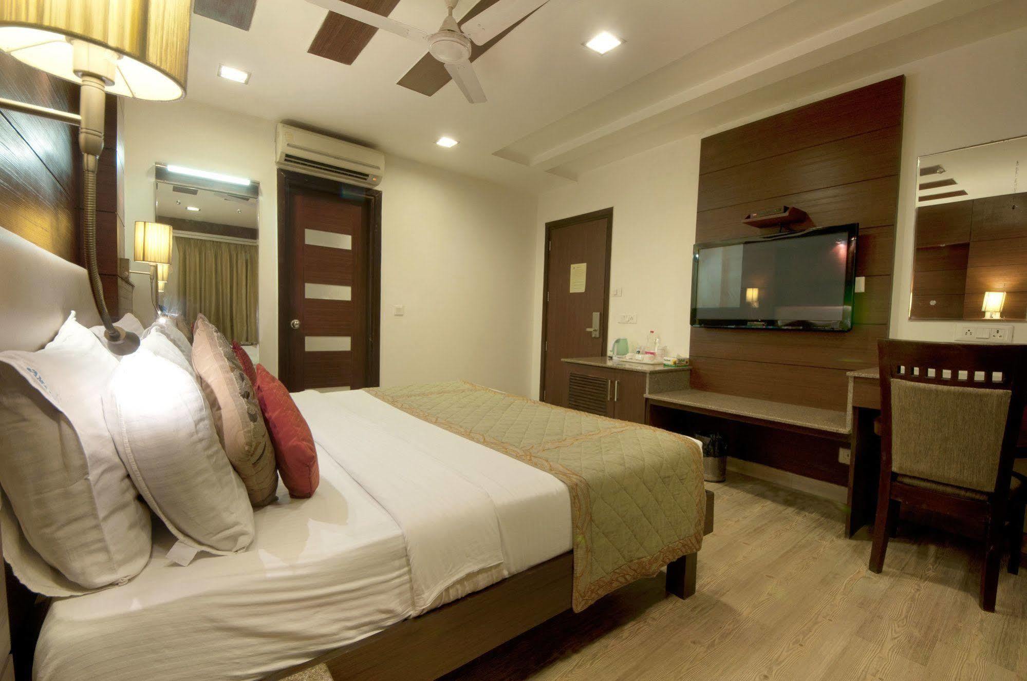 Hotel Amaltas International - Delhi-16 Yeni Delhi Dış mekan fotoğraf