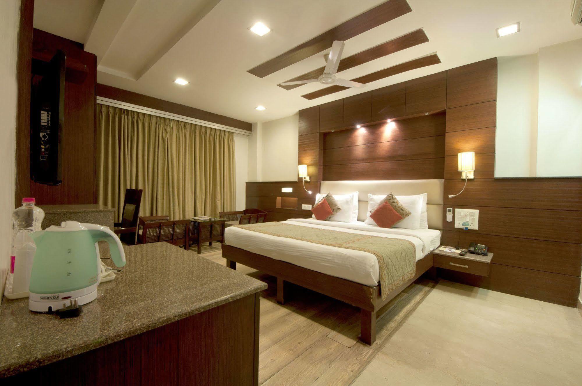 Hotel Amaltas International - Delhi-16 Yeni Delhi Dış mekan fotoğraf