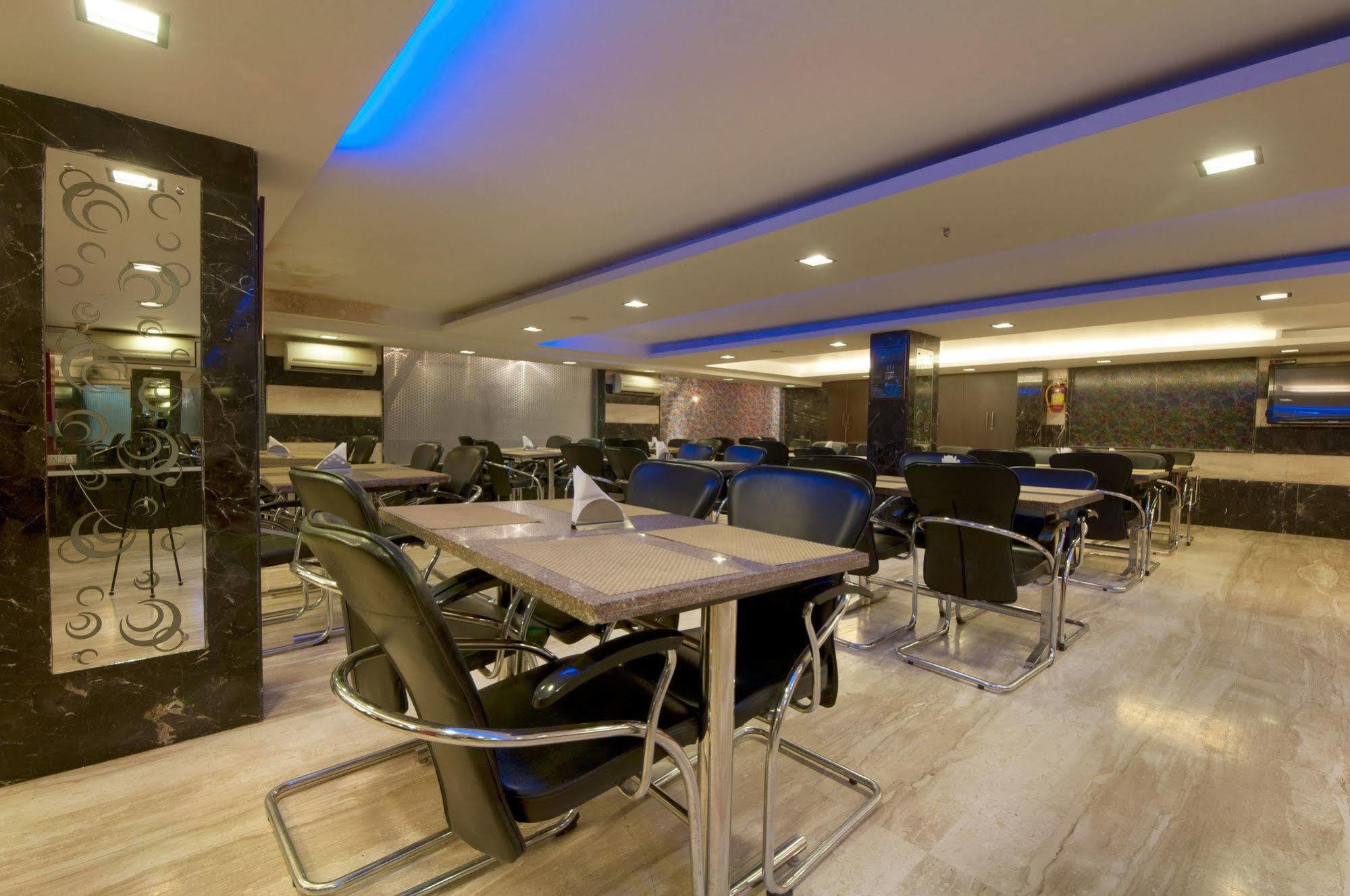 Hotel Amaltas International - Delhi-16 Yeni Delhi Dış mekan fotoğraf