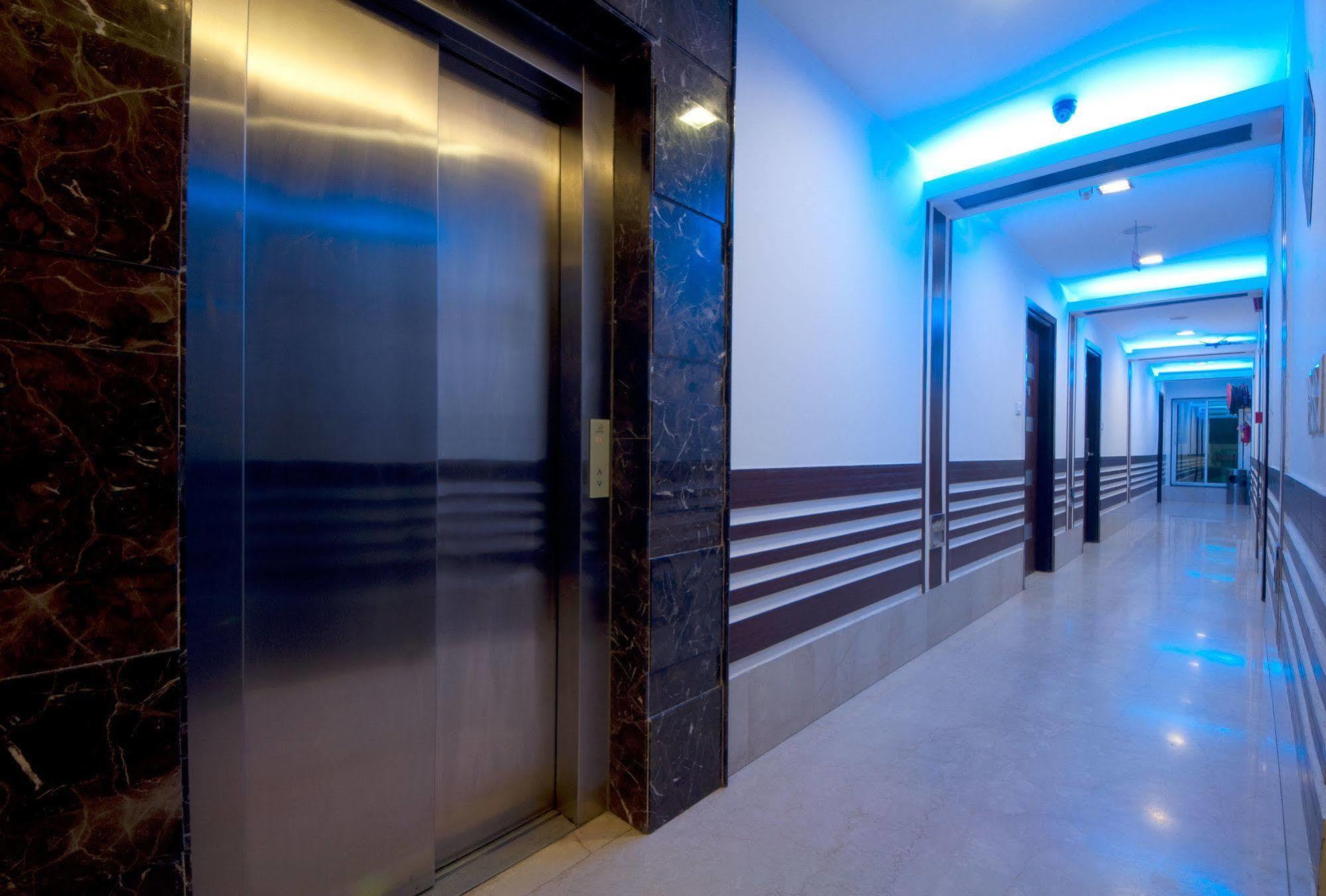 Hotel Amaltas International - Delhi-16 Yeni Delhi Dış mekan fotoğraf