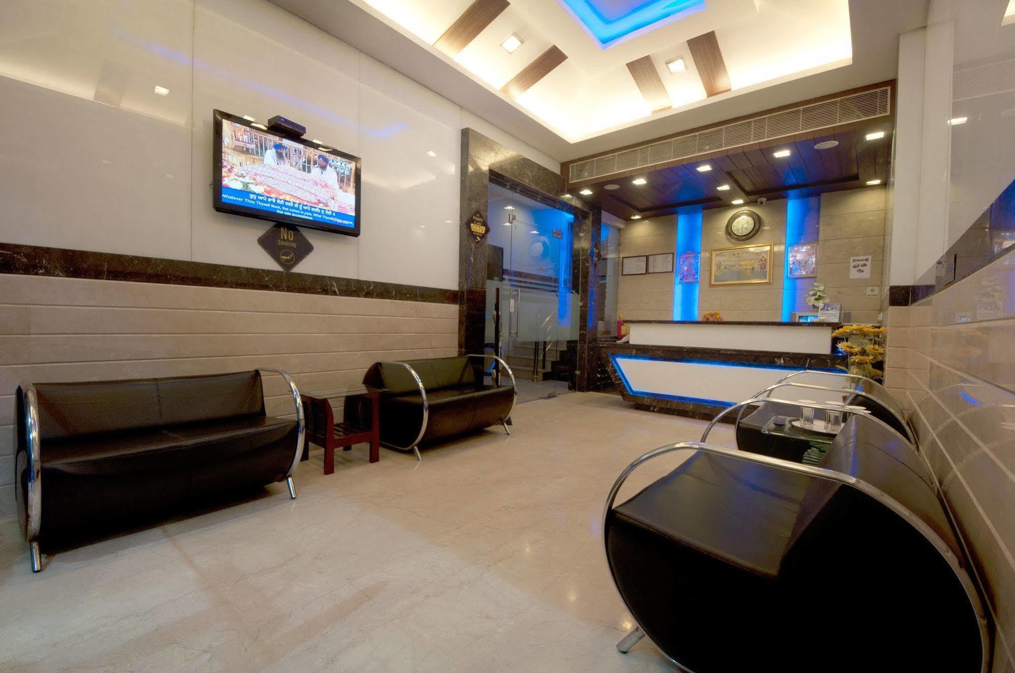 Hotel Amaltas International - Delhi-16 Yeni Delhi Dış mekan fotoğraf