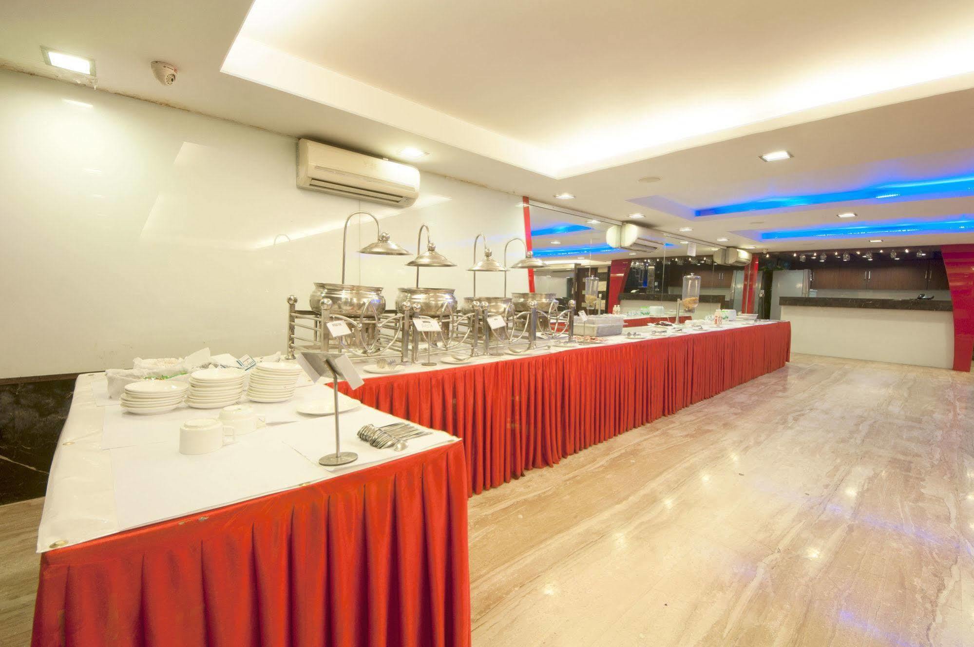 Hotel Amaltas International - Delhi-16 Yeni Delhi Dış mekan fotoğraf