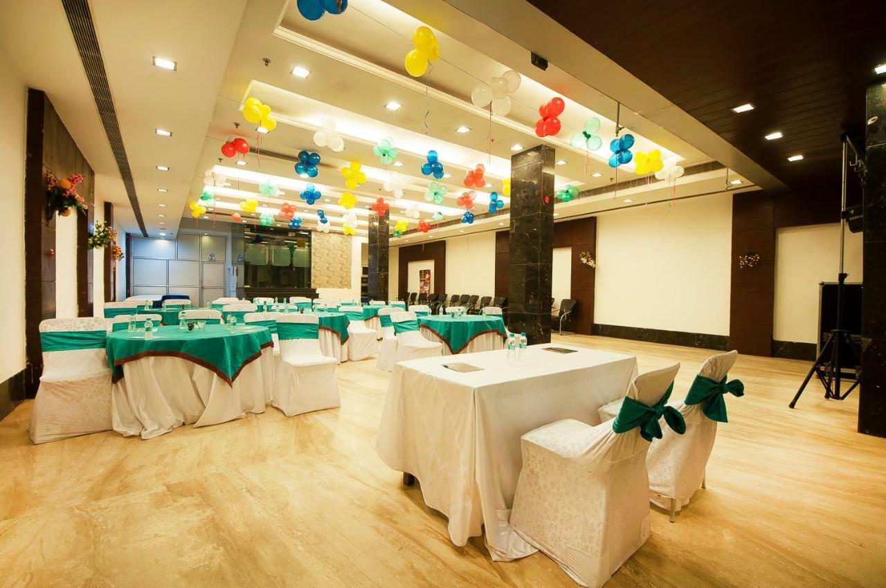 Hotel Amaltas International - Delhi-16 Yeni Delhi Dış mekan fotoğraf